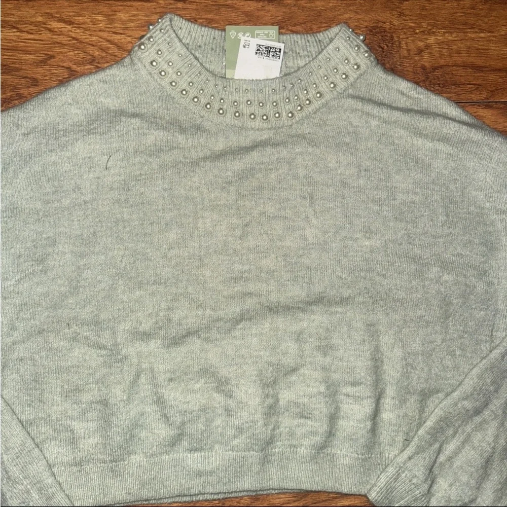 New H&M Crop Pearl Sweater Women's Size Medium